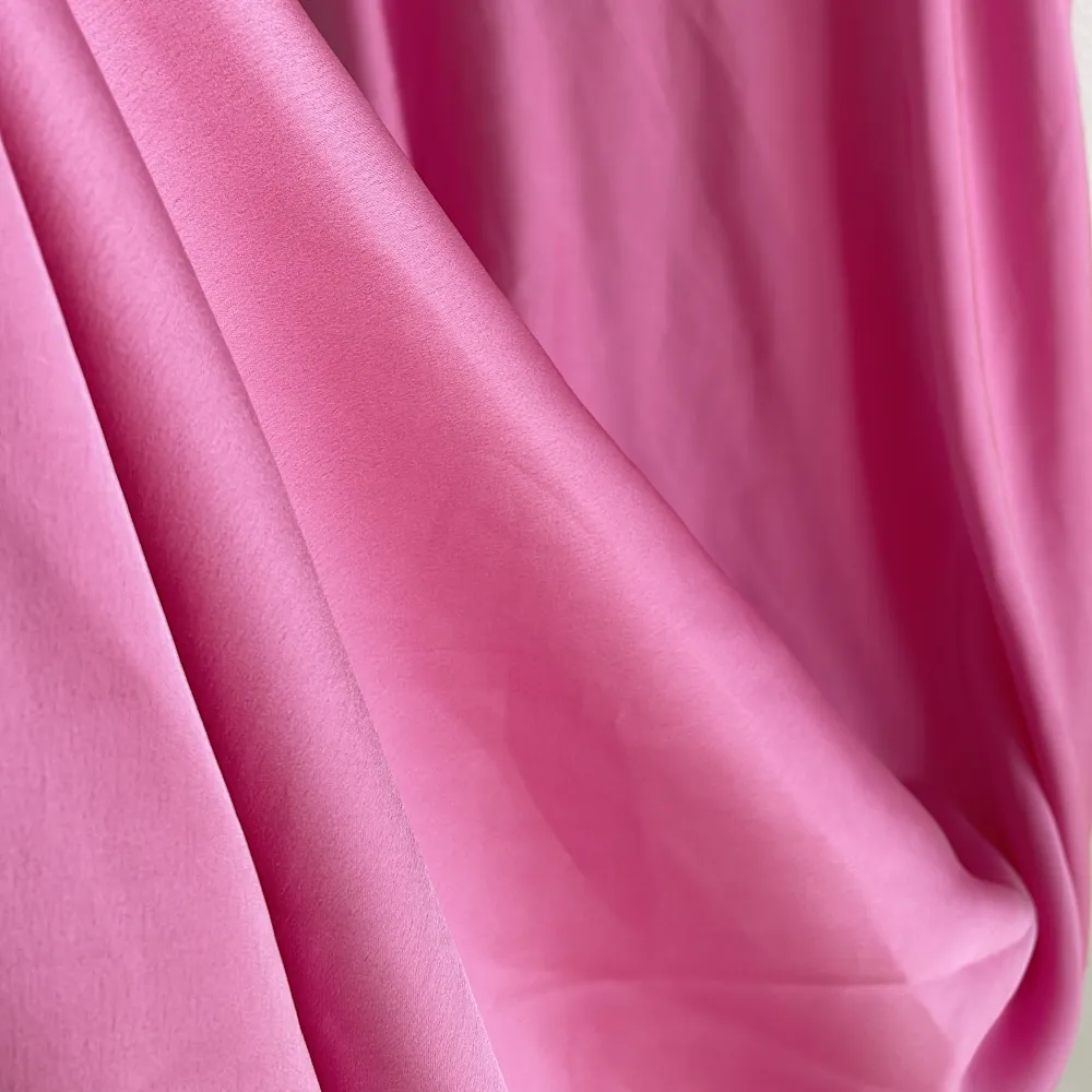Den perfekta sommarklänningen 💕 Aldrig använt för den är för stor för mig 😔   Material: recycled polyester . Klänningar.
