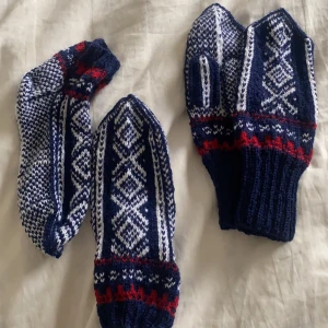 Hemstickade sockar/vantar - Hemstickade strumpor och/eller vantar i matchande mönster som går att köpa separat eller tillsammans. De stickas på beställning i vilka färger som helst. Garnet är ett superwash-behandlat garn av 80% ull och 20% akryl vilket gör det mer slitstarkt.  