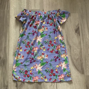Klänning med blommor  - Knappast använd, bra skick 