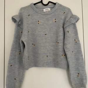 Supersöt stickad tröja från Zara - barnavdelning, storlek 152. Färgen är lite annorlunda i verkligheten då den är mer ljusblå. Fint skick🌸