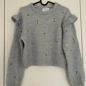 Supersöt stickad tröja från Zara - barnavdelning, storlek 152. Färgen är lite annorlunda i verkligheten då den är mer ljusblå. Fint skick🌸