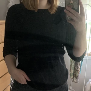 svart tröja - svart basic tröja från cortefiel🙌 står ingen storlek men skulle uppskatta M/L, dock väldigt stretchig så passar både större och mindre storlekar🌷