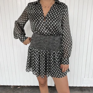 Oanvända Zara klänning - Helt oanvänd klänning från Zara, så snygg men kommer ej till användning. En liten knapp som har lossnat vid bröstet men inget som märks mycket. 