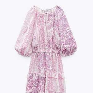 Säljer denna helt slutsålda klänning från Zara med lappen kvar!💕💕