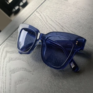 Chimi solglasögon - Säljer nu dessa Chimi solglasögon #005 ACAI. Har ej kvar fodral & andra tillbehör, men de kommer i en annan påse. Väldigt väl använda vilket bilderna visar, men säljer därav för bra pris som kan diskuteras. Nypris ca 1000 kr 💙 använd gärna köp nu knappen