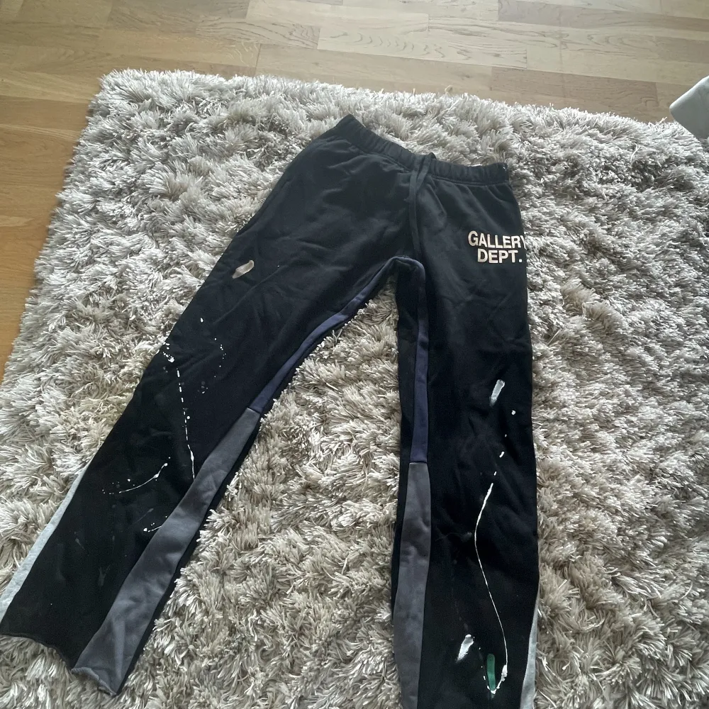 Gallery Dept Flared Sweatpants. Used couple of times and size is much smaller than the actual size. . Jeans & Byxor.