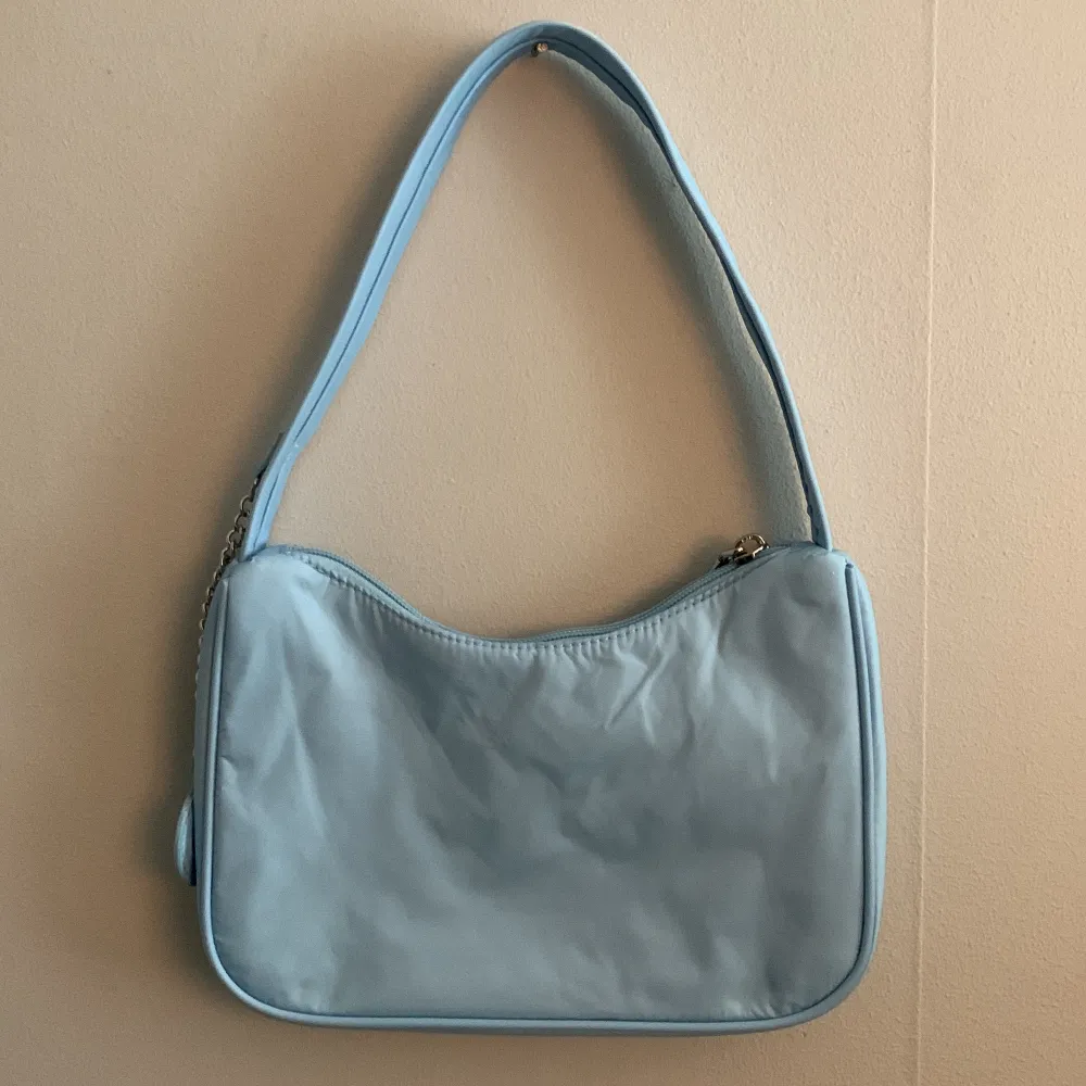 Ljusblå smiley väska från H&M . Väskor.