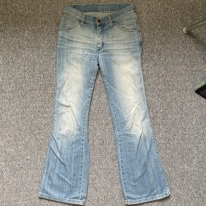 Bootcut jeans - Tänkte sälja mina bootcut Wrangler jeans för att dom har blivit för stora på mig. Dom är köpta på plick för 500kr. Och jag har knappt använt dom för att dom är för stora på mig :/ skriv privat om du vill ha mer information :) pris går ksk att diskutera 💕