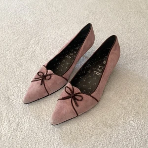 Kitten heels - Rosa superfina vintage Matilda Djerf-klackar i typ mocka och med rosetter framtill, från märket S. Oliver! Är i använt men ändå bra skick 💌