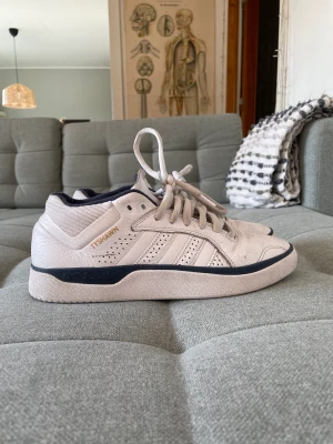 Adidas Tyshawn Skor - Storlek 41 1/3. Skick: 6,5/10 Box ingår ej
