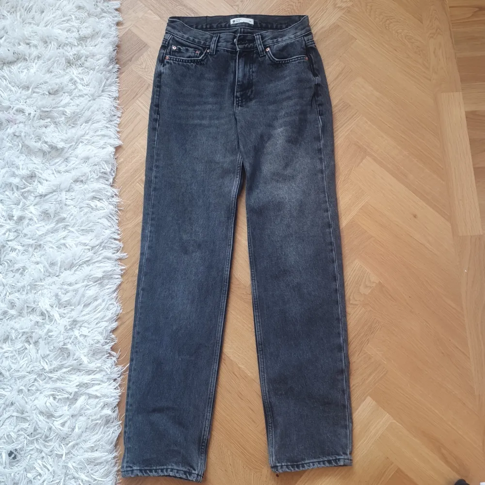 Mörkgråa jeans som är ganska låga lägre än midwaist. Gina tricots perfect jeans serie. Jeans & Byxor.