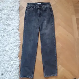 Mörkgråa jeans som är ganska låga lägre än midwaist. Gina tricots perfect jeans serie