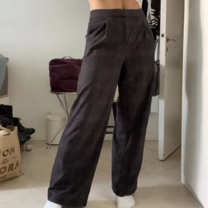 Rutig kostymbyxa - Kostymbyxa från Monki, storlek 36. Jag är 172cm och de är perfekta på längden. Möta upp i Stockholm, eventuell fraktkostnad tillkommer! ❤️‍🔥