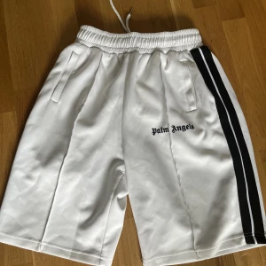 Palm angels shorts  - Säljer nu mina Palm angels shorts som jag köpte förra sommaren.  Säljer då dem är lite för stora. Påse följer med. 