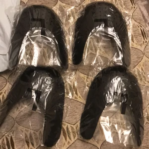 Crees skydd svarta storlek L  - Dom är helt nya i paket och är storlek 42-45