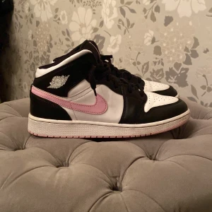 Jordans - Säljer nu mina Jordans som köptes här på plick men gillade dom inte riktigt. Kom dm vid frågor 💗välanvända men inget man märker💗