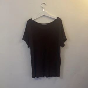 Super gullig stickad t-shirt  - Fin stickad t-shirt från brandy Melville ❤️ det är storlek one size men jag skulle säga att den passar xxs-m då den är väldigt stretchig❤️ kan mötas upp 