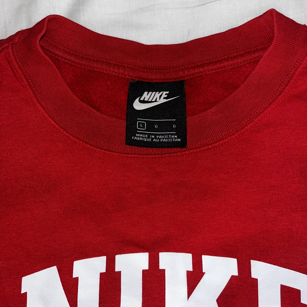 Röd sweatshirt från Nike. Väldigt bra skick inga defekt. Står storlek L på tröjan men passar mer som en S.. Tröjor & Koftor.
