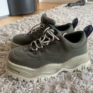 Eytys - Gröna eytys, inte så använda och superfräscha 🌟 ser typ nya ut. Säljer pga lite fel storlek för mig! 