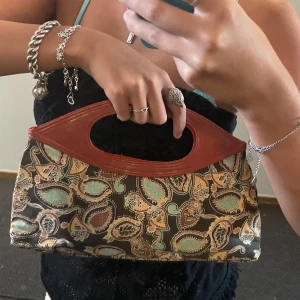 Väska med mönster - Cool väska som är liten men inte för liten och man får plats med det man behöver. (Första bilden ger rättvisa färger)