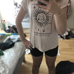 Rosa T-shirt - Rosa T-shirt med måne/sol tryck på. Säljer detta för att det är inte min stil längre, lite nopprigt pga att det har blivit tvättat en antal gånger. Org pris 99.