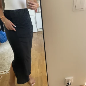 Basic tight kjol med slit - Svart längre kjol med slit på sidan, från Only storlek S