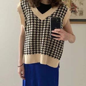 Stickad väst - En snygg stickad väst som inte används längre!