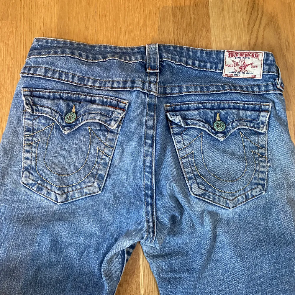 Säljer mina lågmidjade true religion jeans. De är uppsydda av en skräddare för att passa mig perfekt som är 168cm och använder storlek S. Köpta på plick och har en liten fläck längst ned på byxan av tidigare ägare.. Jeans & Byxor.