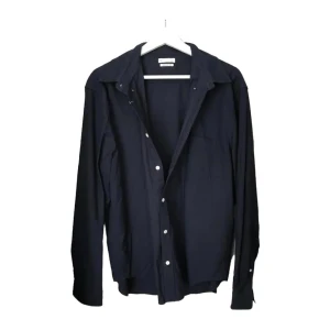 Mörkblå Skjorta Arket - Mörkblå skjorta från Arket. Bra skick och utan defekter. Nypris 790.  Snabb deal = bättre pris 