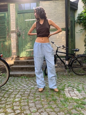 Ljusblå linnebyxor  - Superfina linnebyxor som jag har använt max 10 gånger. Stretch i midjan så passar xs-xl beroende på var i midjan man vill ha dem! Köparen står för frakt🫶Bilden är på min syrra och hon är 175 cm. 