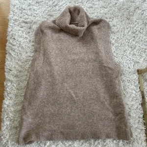 Stickad väst - Stickad topp med polo❤️