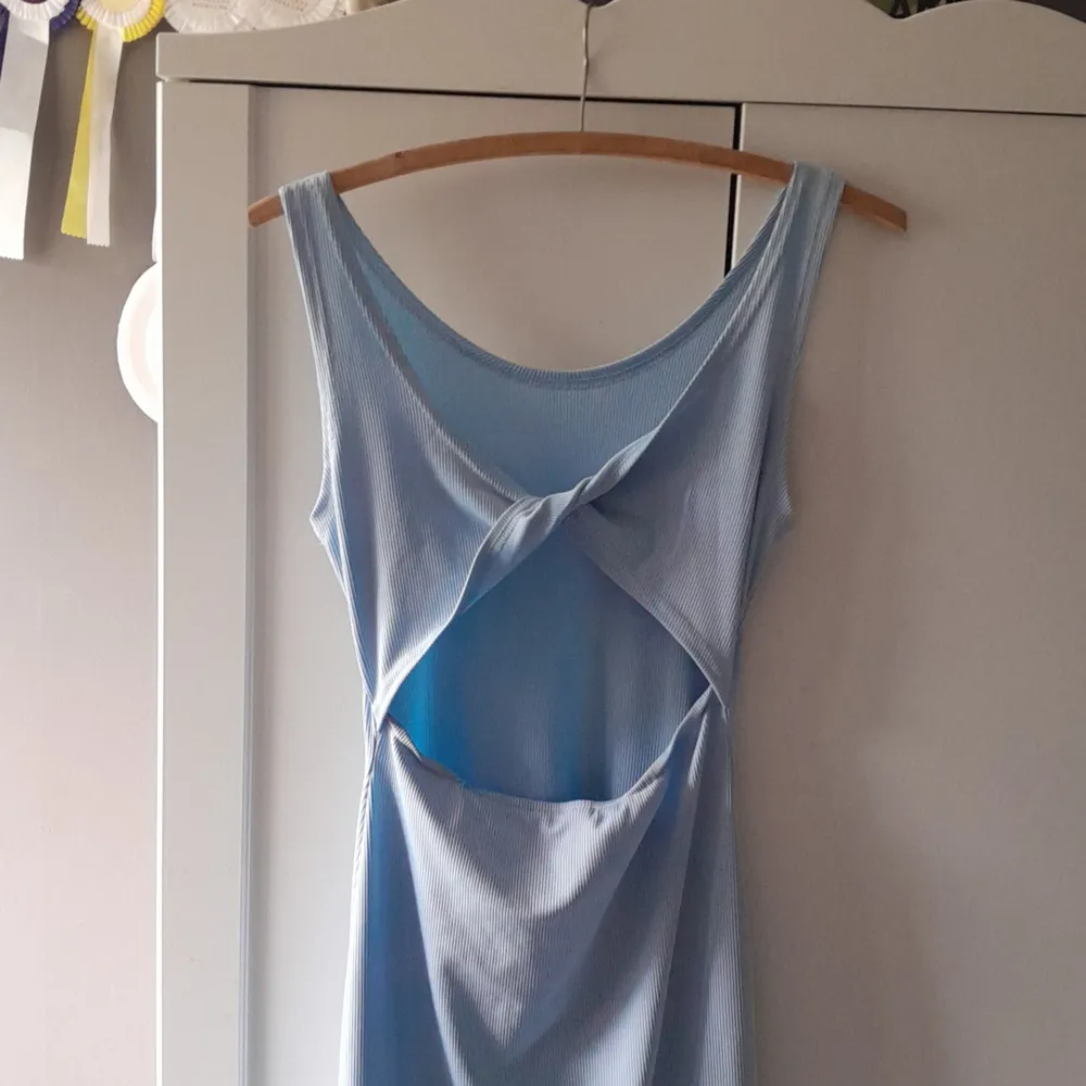 Lång fin ljusblå klänning med öppen rygg från shein storlek 36 . Klänningar.