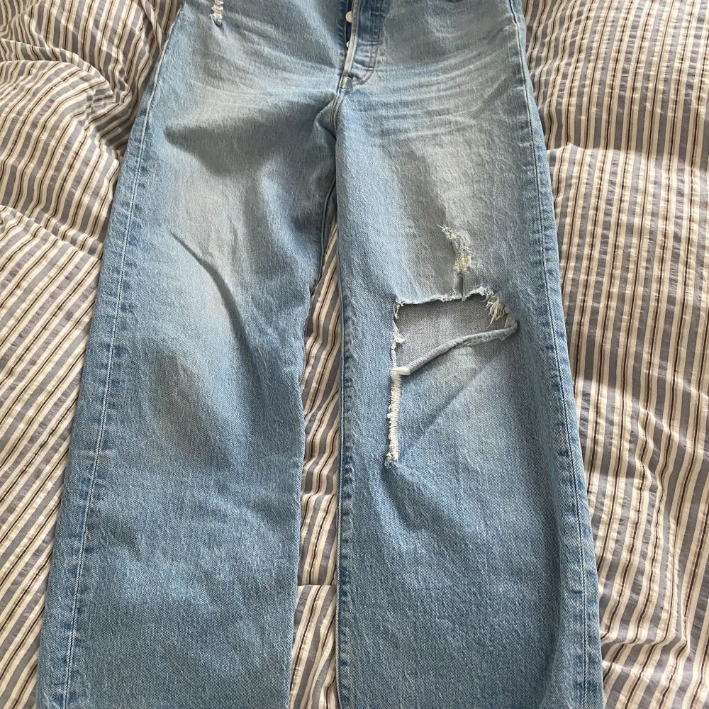 Säljer dessa jeans då det inte är min stil längre . Jeans & Byxor.