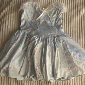 Sugar Thrillz DollsKill Klänning - Sugar Thrillz klänning köpt på DollsKill, aldrig använd endast testad då den är för stor för mig