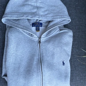 Ralph lauren zip up hooide  - Ralph Laruen zip upp hoodie i XL (barn storlek) säljer den p.g.a har växt ut den, jätte bra skick. Tvättas innan post.  Pris kan diskuteras!