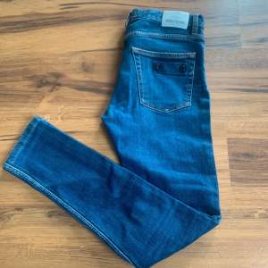 Säljer ett par snygga stone island jeans i junior storlek 170/14. Passar för längd runt 170 cm