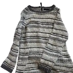 Mysig grandpa sweater från åhlens med dragkedja en kort bit i ryggen. Kontakta mig för fler bilder! Storleken är väl typ M, jag är XS/S och kan ha den, lite oversized. Inga defekter ★ priset kan alltid diskuteras!