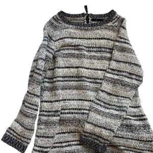 Grandpa sweater - Mysig grandpa sweater från åhlens med dragkedja en kort bit i ryggen. Kontakta mig för fler bilder! Storleken är väl typ M, jag är XS/S och kan ha den, lite oversized. Inga defekter ★ priset kan alltid diskuteras!
