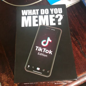 What do you Meme? - Köpt för 400kr ett år eller två sen, säljer för 120kr. Finns runt fem kort som har lite märken på sig men utöver det så är allt nytt!