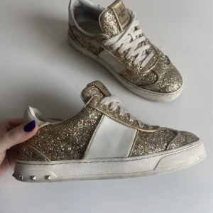 Valentino rockstud sneakers - Köpta från vestaire collective, så gott som nya i skick. Ni ser serienumret på bilden. Saknar en stud på varje sko men inget som man tänker på. 