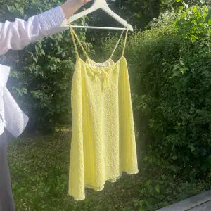 Jättefin gul och vit randig klänning från Na-kd, endast använd en gång 💕