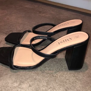 Låga klackar - Låga klackar i storlek 38, Använd 1 gång då ja köpte dom i ett speciellt tillfälle.