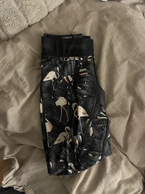 Träning byxor  - Jag säljer ett par stringent byxor, dom är skit sköna att ha på sig och sitter även åt väldigt bra när man tränar.