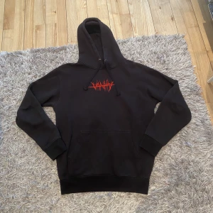 Juice wrld Hoodie NO VANITY - Juice wrld hoodie Merch NO vanity. En hoodien från juice wrld Merch då från ett av hans första drop. Storlek M, superfint skick.