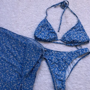 Bikini  - Blommig bikini set med strandkjol, aldrig använt! 💙