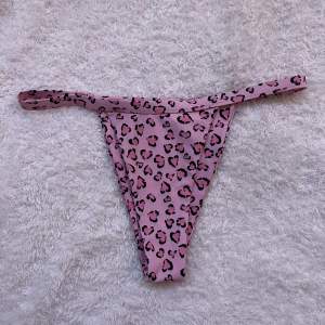 Bikiniunderdel i leopardmönster som inte kommit till användning, passar stl xxs-m.