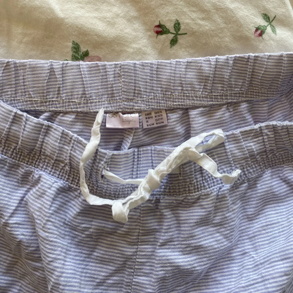 Ett par blåvit randiga pyjamasshorts som är jätte söta men för små🫶 . Shorts.