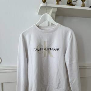 Jag säljer denna vita sweatshirt från Calvin Klein. Använd relativt mycket. Hör av dig vid frågor🫶🏻🫶🏻