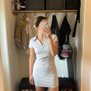 Grå Klänning  - Grå fin klänning från H&M, endast testad 