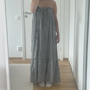Långklänning  - Rutig långklänning från Kappahl. Går ända ner till fötterna.